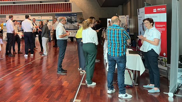 Die begleitende Ausstellung ermöglicht die direkte Information über Neuheiten und das Networking. (Bildquelle: fairXperts GmbH & Co. KG)