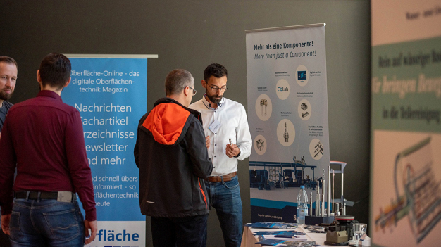 Reges Interesse und einen hohen Informationsbedarf verzeichneten auch die Unternehmen der begleitenden Ausstellung. (Bildquelle: fairXperts GmbH & Co. KG)