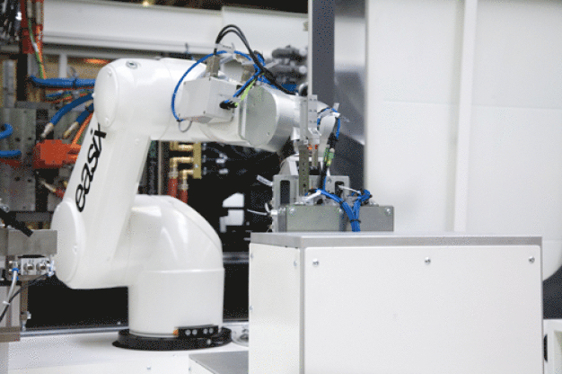 In nur einem Arbeitsschritt fertigt Engel auf der Fakuma Tropfkammern mit integriertem Filter. Die holmlose Engel e-victory combi Maschine verarbeitet dafür drei verschiedene Rohmaterialien. / Engel will produce drip chambers with integrated filters in a single workstep at Fakuma. For this, a tie-bar-less Engel e-victory combi machine will process three different raw materials.