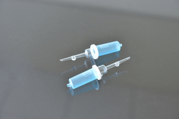 In nur einem Arbeitsschritt fertigt Engel auf der Fakuma Tropfkammern mit integriertem Filter. Die holmlose Engel e-victory combi Maschine verarbeitet dafür drei verschiedene Rohmaterialien. / Engel will produce drip chambers with integrated filters in a single workstep at Fakuma. For this, a tie-bar-less Engel e-victory combi machine will process three different raw materials.