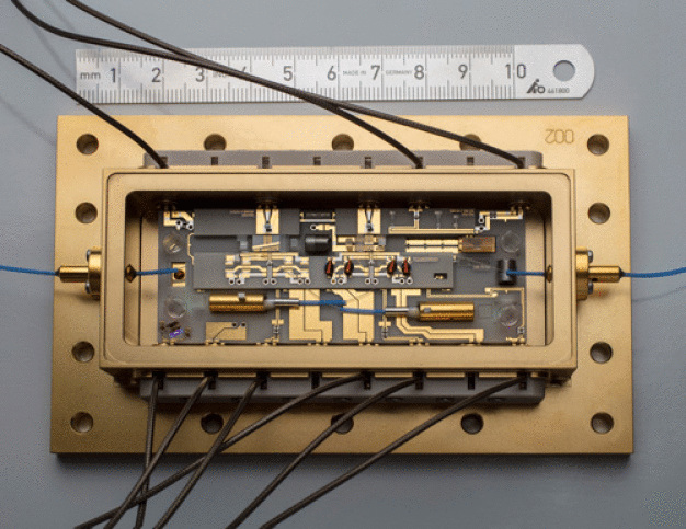 Herzstück des JOKARUS-Experiments: Das erfolgreich im Weltraum eingesetzt wurde: ein mikrointegriertes Diodenlasermodul (ECDL-MOPA) aus dem Ferdinand-Braun-Institut, das bei einer Wellenlänge von 1064 nm emittiert. (© FBH/schurian.com) / Centerpiece of the JOKARUS experiment: Successfully used in space: a micro-integrated diode laser module (ECDL-MOPA) from the Ferdinand-Braun-Institut emitting at a wavelength of 1064 nm. (© FBH/schurian.com)