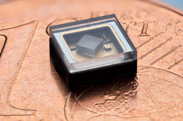 High-Power UV-B-LED im Gehäuse: Im Inneren ist der 1x1 mm2 LED-Chip zu sehen. (©FBH/schurian.com) / High-power UV-B-LED in package: Inside one can see the 1x1 mm2 LED chip. 
(©FBH/schurian.com)