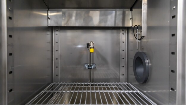 Chambre d'essai en acier inoxydable d'une chambre d'essai environnementale avec un passage latéral étanche pour câbles et lignes de capteurs. © FDM Environment Makers