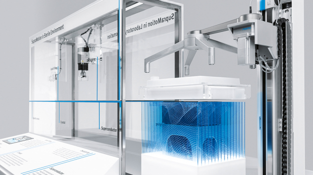 Festo SupraMotion 2024: Einfahren in den Reinraum: Das berührungslos arbeitende Schwebemodul von SupraMotion fährt den Gefriertrockenbehälter in einen symbolisierten Reinraum. / Festo SupraMotion 2024: Entering Clean Room: The contactless levitation module of SupraMotion moves the freeze-dry container into a symbolized clean room. 