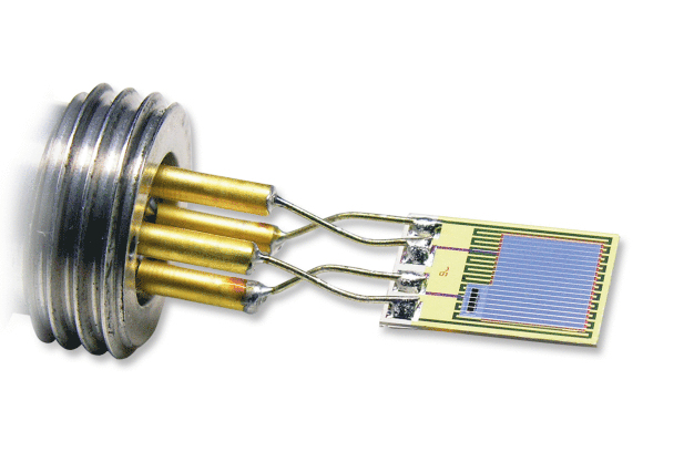 Abbildung 3: Herzstück des EE33-M ist der beheizte, monolithische rF/T-Sensor HMC01. (Foto: E+E Elektronik GmbH) / Figure 3: Core of the EE33-M is the heated, monolithic HMC01 RH/T sensor. (Photo: E+E Elektronik GmbH)