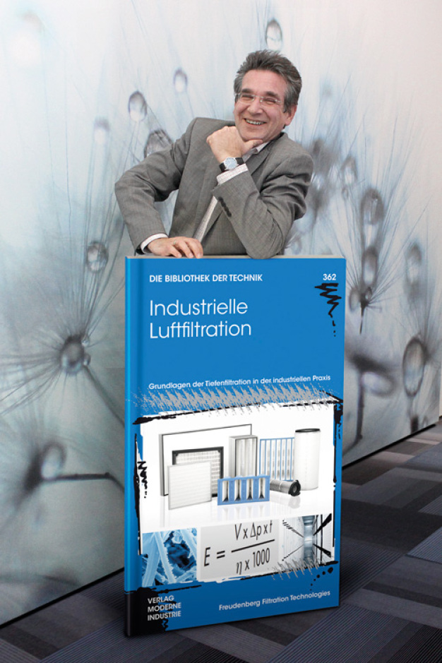 Dr. Thomas Caesar präsentiert stolz das neue Fachbuch „Industrielle Luftfiltration“