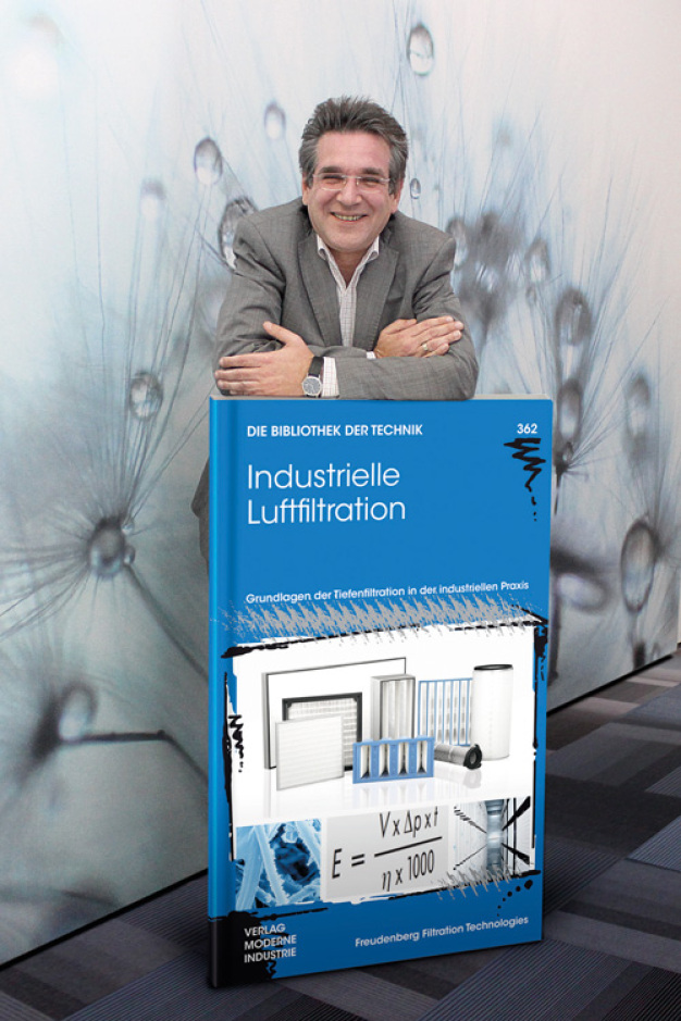 Dr. Thomas Caesar präsentiert stolz das neue Fachbuch „Industrielle Luftfiltration“