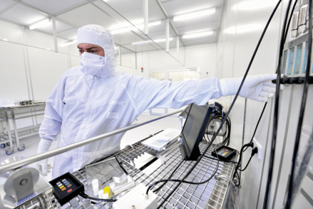 Abb. 1: Arbeiten in einer Reinraumumgebung / Fig.1: Working in a clean room environment