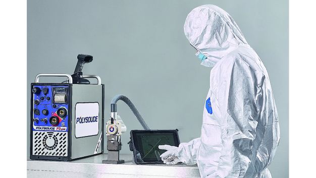 F bb. 3 –Verwendung einer Smart Welding Station P3 im Reinraum / Figure 3 – An operator in a clean room using P3 Smart Welding Station