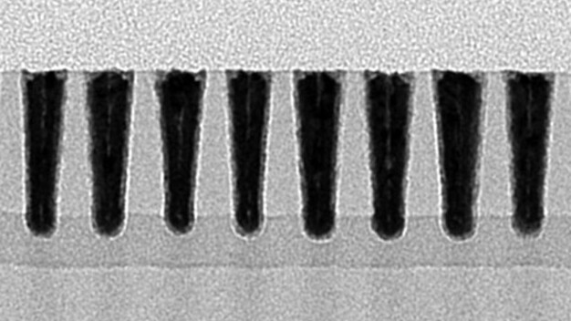 Abbildung 2 – TEM-Bild metallisierter Drähte mit 20 nm Abstand nach einem chemisch-mechanischen Poliervorgang (CMP). / Figure 2 - TEM picture of metallized 20nm pitch wires after a chemical mechanical polishing (CMP) step.