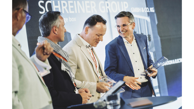Dr. Jens vor der Brüggen (rechts), Leiter Forschung + Entwicklung bei der Schreiner Group, nahm bei der FINAT-Preisverleihung im Rahmen des European Label Forum (ELF) den Innovationspreis für die Smart Syringe Box entgegen. © Schreiner Group / Dr. Jens vor der Brüggen (right), Head of Research & Development at Schreiner Group, accepted the Innovation Award for the Smart Syringe Box at the FINAT Awards Ceremony held during the European Label Forum (ELF). © Schreiner Group