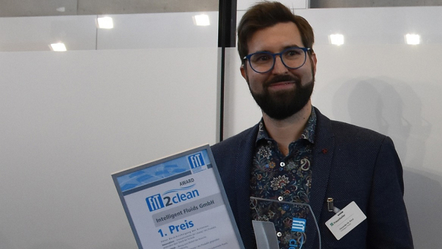 Die Freude über den Gewinn des mit 10.000 Euro dotierten FiT2clean Awards war groß bei Dr. Alexander Breul von Intelligent Fluids.