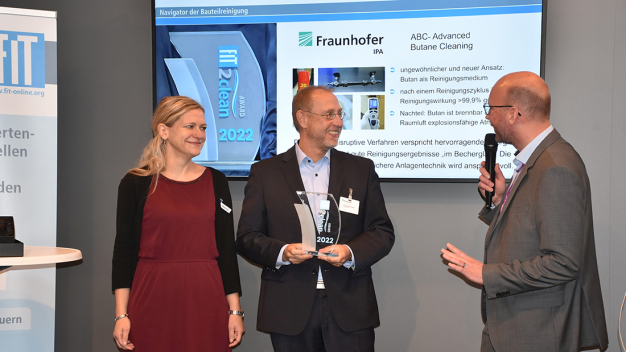 Mit Freude nahm Dr. Markus Rochowicz den ersten FiT2clean-Award für die Innovation Advanced Butane Cleaning von Juliane Schulze und Dr. Michael Flämmich entgegen. (Bildquelle: Doris Schulz)