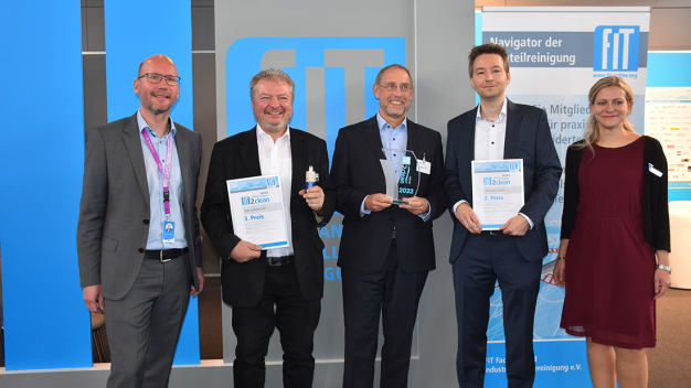 Der FiT2clean-Award zeichnet herausragende Neu- und Weiterentwicklungen für die Teilereinigung aus und wurde in diesem Jahr erstmals vom Fachverband industrielle Teilereinigung (FiT) vergeben: Dr. Michael Flämmich (FiT), Karl-Heinz Menauer (acp systems), Dr. Markus Rochowicz (IPA), Alexander Genze (Ecoclean), Juliane Schulze (FiT) (v.li). (Bildquelle: Doris Schulz) Der FiT2clean-Award zeichnet herausragende Neu- und Weiterentwicklungen für die Teilereinigung aus und wurde in diesem Jahr erstmals vom Fachverband industrielle Teilereinigung (FiT) vergeben: Dr. Michael Flämmich (FiT), Karl-Heinz Menauer (acp systems), Dr. Markus Rochowicz (IPA), Alexander Genze (Ecoclean), Juliane Schulze (FiT) (v.li). (Bildquelle: Doris Schulz)