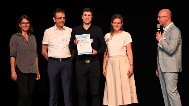 FiT2clean Award wręczenie nagrody 2. miejsce Sita: Z drugiego miejsca cieszyli się Wolfgang Schmitt (Technika aplikacji, drugi od lewej), André Lohse (Kierownik techniki aplikacji, środek) oraz dyrektor generalna Juliane Schulze (drugi od prawej) z Sita Messtechnik. (Źródło zdjęcia: Fachverband industrielle Teilereinigung e.V.)