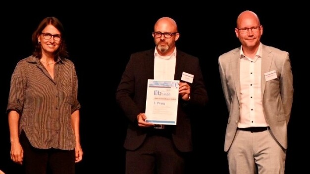 FiT2clean Award wręczenie nagrody 3. miejsce Elma: Dzięki innowacyjnemu rozwiązaniu do pomiaru poziomu hałasu kawitacyjnego ultradźwięków, Elma Schmidbauer zdobyła trzecie miejsce. Nagrodę odebrał Oliver Bothe (w środku), starszy menedżer produktu. (Źródło zdjęcia: Fachverband industrielle Teilereinigung e.V.)