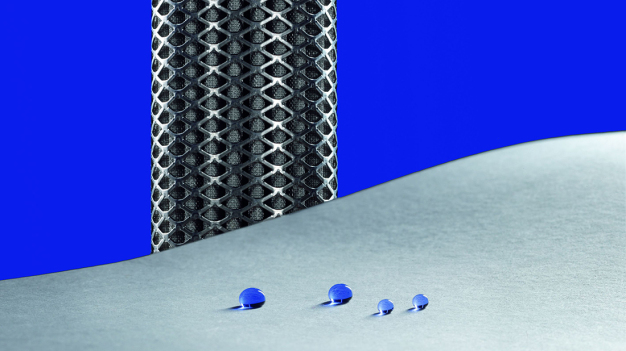 Viele Medizinprodukte bedürfen einer hydrophoben Oberfläche zur Vermeidung der Anhaftung von Zellen oder zur Optimierung der Gleit- und Reibeigenschaften. Das Fraunhofer IFAM hat fluorfreie Beschichtungen entwickelt, welche die Eigenschaften der bisher nutzbaren Fluorpolymere übernehmen, wie die hydrophobe Beschichtung auf einem Kunststoffvlies zeigt. © Fraunhofer IFAM / Many medical products require a hydrophobic coating to prevent cells from sticking or to optimize gliding and friction properties. Fraunhofer IFAM has developed fluorine-free coatings that mimic the previously usable properties of the fluoropolymers that were, as the hydrophobic coating on a nonwoven synthetic fabric shows. © Fraunhofer IFAM Viele Medizinprodukte bedürfen einer hydrophoben Oberfläche zur Vermeidung der Anhaftung von Zellen oder zur Optimierung der Gleit- und Reibeigenschaften. Das Fraunhofer IFAM hat fluorfreie Beschichtungen entwickelt, welche die Eigenschaften der bisher nutzbaren Fluorpolymere übernehmen, wie die hydrophobe Beschichtung auf einem Kunststoffvlies zeigt. © Fraunhofer IFAM / Many medical products require a hydrophobic coating to prevent cells from sticking or to optimize gliding and friction properties. Fraunhofer IFAM has developed fluorine-free coatings that mimic the previously usable properties of the fluoropolymers that were, as the hydrophobic coating on a nonwoven synthetic fabric shows. © Fraunhofer IFAM