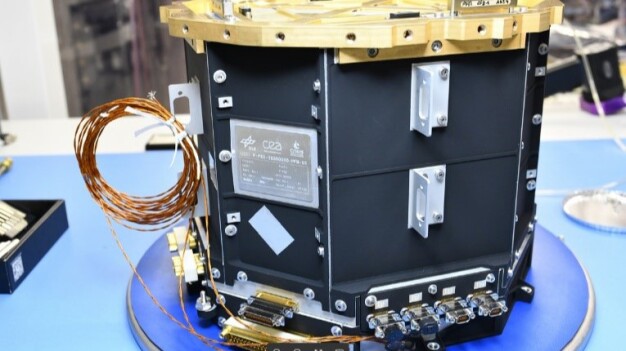 Flugmodell der Auslese-Elektronik für eine der „schnellen“ PLATO-Kameras: Eines von zwei Flugmodellen der Ausleseelektronik für die „schnellen“ Kameras, die am DLR-Institut für Weltraumforschung in Berlin-Adlershof entwickelt und gebaut wurden und jetzt zur weiteren Integration nach Belgien geschickt wird. An der Oberseite werden die vier Kamerasensoren angeschlossen, unten sind die Anschlüsse für die Datenübertragung und die elektrische Versorgung angebracht. (Credit: DLR (CC BY-NC-ND 3.0)) / Flight model of the readout electronics for one of PLATO's 'fast' cameras: One of two flight model of the readout electronics for one of the 'fast' PLATO cameras, which were developed and built at the DLR Institute of Planetary Research in Berlin-Adlershof and are now being sent to Belgium for further integration. The four CCD sensors are connected at the top, while the connections for data transmission and electrical supply are at the bottom. (Credit: DLR (CC BY-NC-ND 3.0))