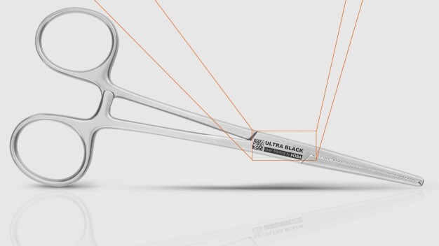 „Black Marking“ auf medizinischer Klemme, markiert mit einem Ultrakurzpulslaser. (Copyright: FOBA Laser Marking + Engraving)
