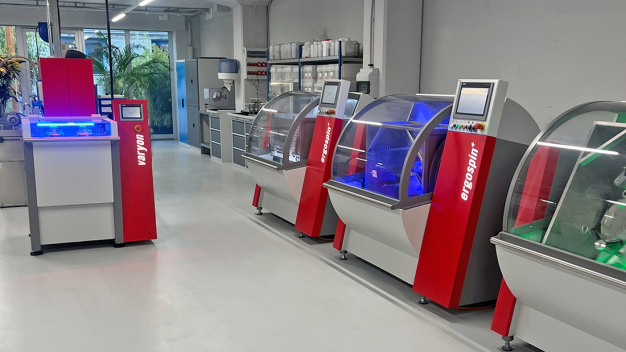 Für eine perfekt angepasste Auslegung und Optimierung von Gleitschleifprozessen stehen im neuen Technologiezentrum verschiedene Maschinen und Verfahrenstechniken ebenso zur Verfügung wie eine Vielzahl an Bearbeitungsmedien. (Bildquelle: Forplan AG)