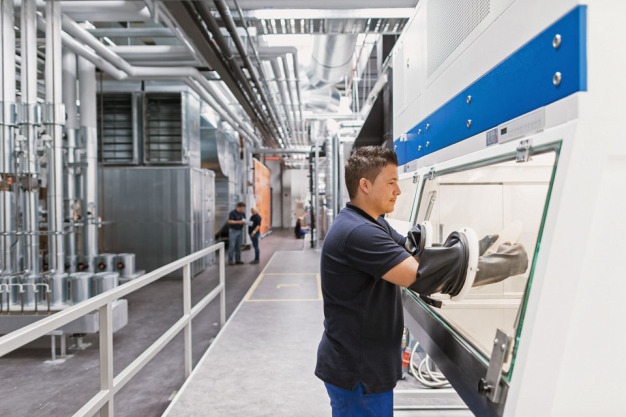 Materialschleuse beim Reinraum (Foto: Ensinger GmbH)