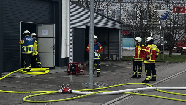 Der Brand im Test- und Dienstleistungszentrum TDZ von LPW in Riederich wurde schnell entdeckt und konnte ebenso rasch von der Feuerwehr gelöscht werden. (Foto: LPW)