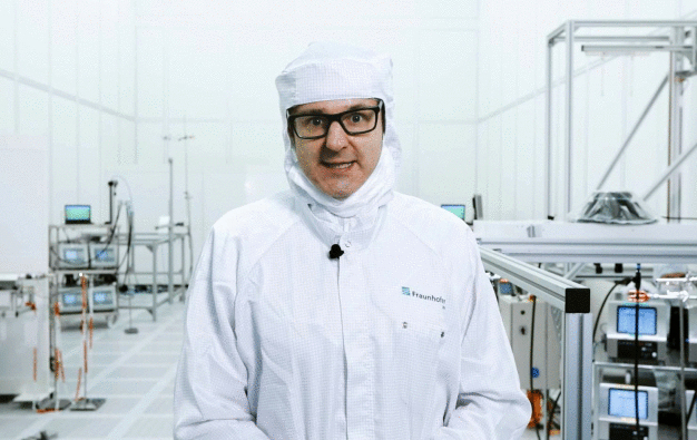 Vince Ebert im Reinraum des Fraunhofer IPA. (Quelle: Fraunhofer IPA, Foto: Rainer Bez)