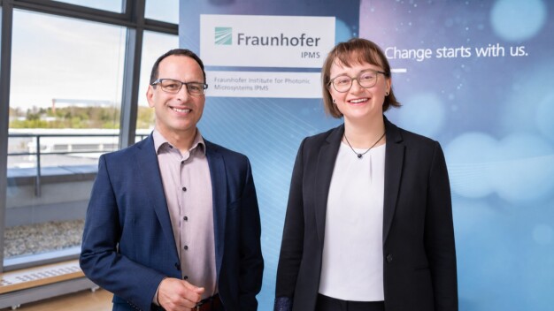 El Fraunhofer IPMS será dirigido nuevamente por una doble dirección a partir de ahora: la Prof. Dra.-Ing. Wenke Weinreich (derecha) será la segunda directora del instituto junto a la Prof. Dra.-Ing. Harald Schenk (izquierda). © Fraunhofer IPMS