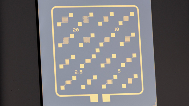 Foto eines Testsubstrats mit Heizstruktur vom Fraunhofer IPMS. © Fraunhofer IPMS / Photo of a test substrate with heating structure from Fraunhofer IPMS. © Fraunhofer IPMS