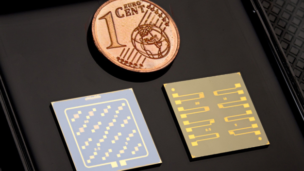 Foto von Testsubstraten, links eines mit Heizstruktur, im Größenvergleich zum Eurocent. © Fraunhofer IPMS / Photo of test substrate, left with heating structure, compared in size to a Euro cent coin. © Fraunhofer IPMS