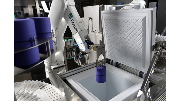 Automatisiert gesteuerte 6-Achs-Roboter transportieren Zellen und Materialien innerhalb der Anlagen. Mit den speziell geformten Greifern können Objekte verschiedener Formen und Größen bewegt werden. (© Fraunhofer IPT)