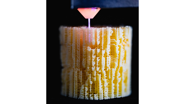 Plasmabehandlung eines 3D-gedruckten Bauteils. © Fraunhofer IST, Paul Kurze / Plasma treatment of a 3D printed component. © Fraunhofer IST, Paul Kurze