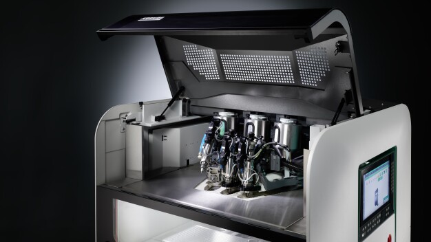 Beim Hochtemperatur-Freeformer 750-3X mit drei Austrags-einheiten lässt sich der Bauraum auf 200 Grad Celsius temperieren, die Plastifizierung des Originalgranulats erfolgt bei bis zu 450 Grad Celsius. (Foto: Arburg) / With the 750-3X high-temperature Freeformer with three discharge units, the installation space can be tempered to 200 degrees Celsius and the original granulate is plasticised at up to 450 degrees Celsius. (Photo: Arburg)