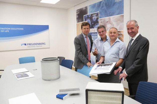 Haben das neue Filtration Science Lab eröffnet (v.l.): Dr. Andreas Kreuter, Dr. Thomas Caesar, Matthias Schilling und Dr. Jörg Sievert. (Bildquelle: Freudenberg Filtration Technologies) / Have opened the new Filtration Science Lab (from left): Dr. Andreas Kreuter, Dr. Thomas Caesar, Matthias Schilling and Dr. Joerg Sievert. (Source: Freudenberg Filtration Technologies)