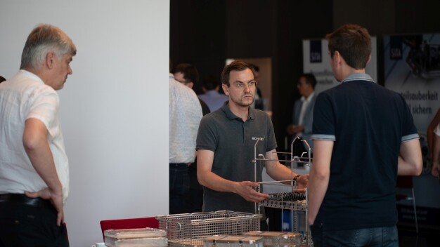 Die begleitende Ausstellung ermöglicht Teilnehmenden, sich direkt über neue Produkte und Entwicklung in verschiedenen Bereichen der industriellen Reinigungstechnik zu informieren. (Bildquelle: fairXperts GmbH & Co. KG)
