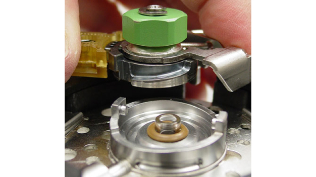 Chromatograpische Systeme enthalten zahlreiche Komponenten, die regelmäßig geprüft und gewartet werden müssen, um das präzise Arbeiten der Geräte sicherzustellen. (Quelle: AnaTox GmbH & Co. KG)