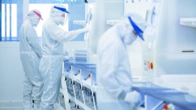 Einsatz von Chemikalien im Reinraum. © Fraunhofer IPMS / Use of chemicals in the cleanroom. © Fraunhofer IPMS Einsatz von Chemikalien im Reinraum. © Fraunhofer IPMS / Use of chemicals in the cleanroom. © Fraunhofer IPMS