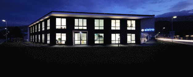 Seit Januar 2013 fertigt Sistro in einem topmodernen Standort in Hall in Tirol und bietet dort mit 62 Mitarbeitern auf 3.000 m² Betriebsfläche hochpräzise Bearbeitungen im Fräsen, Drehen, Schleifen und Erodieren sowie in der Oberflächenbearbeitung.
