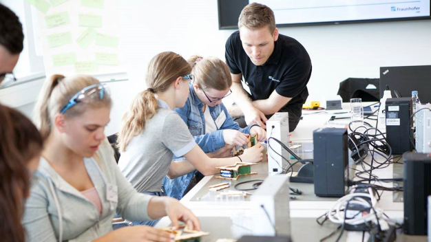 Die fünf Freiburger Fraunhofer-Institute bieten am Girls‘ Day Einblicke in ihre Forschungsarbeit, wie hier am Fraunhofer EMI. © Fraunhofer EMI