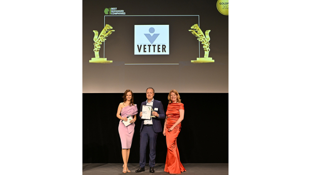 Vetter-Geschäftsführer Peter Sölkner gemeinsam mit Dr. Christine Wolter, Managing Partner Business Tax & International Tax Deloitte (rechts) und Moderatorin Susanne Schöne (links) bei der Übergabe des Best Managed Companies Award am 25. Mai in Düsseldorf. © Vetter Pharma International GmbH