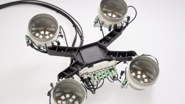 Schnell, kostengünstig und leichtgewichtig: Robot-Greifer z. B. für die schonende Entnahme spritzgegossener Pflanztöpfe können „on demand“ additiv gefertigt werden. (Foto: Arburg) / Fast, cost-effective and lightweight: robotic grippers, e.g. for the gentle removal of injection-moulded plant pots, can be additively manufactured 