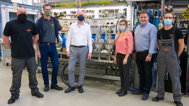 Das Projektteam bestehend aus Herrn Dastig, Herrn Sommer, Herrn Marinoff, Frau Yermolina, Herrn Topousidis und Herrn Graze (v.l.n.r.). (Quelle: LEWA GmbH) / The project team consisting of Mr. Dastig, Mr. Sommer, Mr. Marinoff, Ms. Yermolina, Mr. Topousidis, and Mr. Graze (from left to right). (Source: LEWA GmbH)
