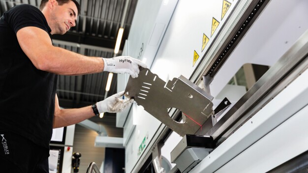LED2WORK - Řešení pro osvětlení pracovního prostoru u ohýbacích strojů: Pro výrobce strojů je důležité kromě optimálního osvětlení také spolehlivá integrace, stálá kvalita a dlouhodobá schopnost dodávek.