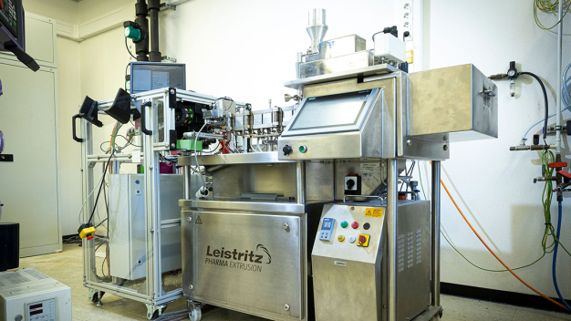 Das im Projekt HME 3D entwickelte System aus Drucktisch (links) und Extruder (rechts). (Bild: Heike Fischer / TH Köln)