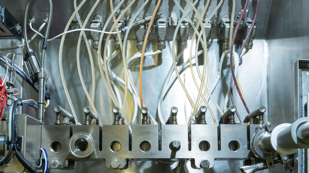 Extruderbarrel mit Dosierer (rechts) und HME Drucksystem (links). (Bild: Heike Fischer / TH Köln)