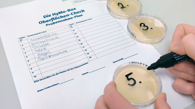 In dieser Box ist alles, was für einen einfachen Hygiene-Check benötigt wird: Der Oberflächen-Check beruht auf dem Abklatsch-Verfahren, um die Keimzahl auf Oberflächen zu bestimmen. © Hohenstein