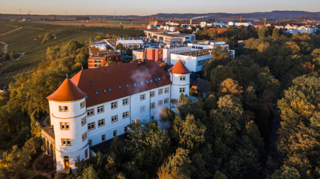 Mittlerweile in dritter Generation geführt, arbeiten die Beschäftigten am Hohenstein Stammsitz in Bönnigheim sowie in den Laboren und Auslandsbüros rund um den Globus an maßgeschneiderten Prüf- und Serviceangeboten für individuelle Anforderungen. © Hohenstein / Now managed by the third generation, the employees at Hohenstein's headquarters in Bönnigheim and in the laboratories and foreign offices around the world work on customized testing and service offers for individual requirements. © Hohenstein