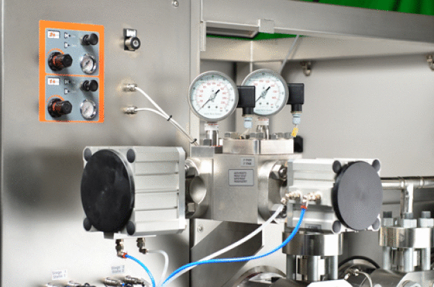 Hochdruckhomogenisierer bestehen neben einer Pumpe als Druckerzeuger auch aus einem hydraulischen Verbraucher, dem sogenannten Homogenisationsventil. (Quelle: LEWA GmbH) / High-pressure homogenizers consist of both a pump acting as a pressure generator and a hydraulic consumer, which is called the homogenization valve. 
(Source: LEWA GmbH)