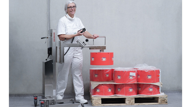 Verpackungsrollen werden in der Käserei Altenburger Land mithilfe eines Hovmand-Lifts von der Palette genommen, gedreht und direkt in die Verpackungsmaschine eingesetzt.