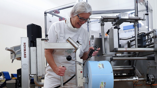 Einfache Montage von Folien in der Verpackungsmaschine in der Anwendung bei der Käserei Altenburger Land .